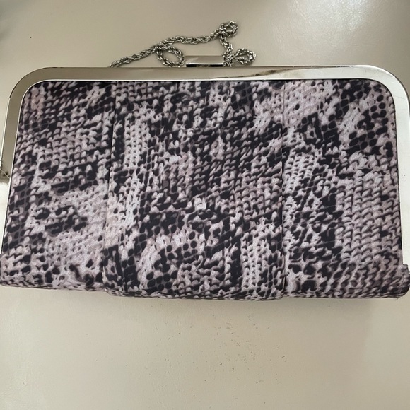 Le Chateau Gray Silver snakeskin design Crossbody Bag or Clutch - Picture 1 of 9